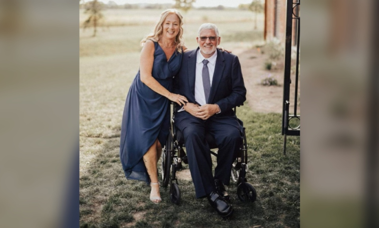 Jim Hamilton وزوجته وهو يجلس على كرسيّه المنحرك المعدّل