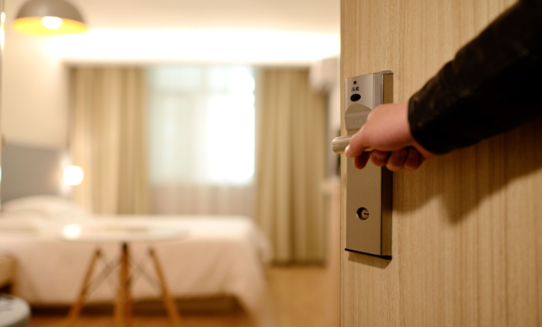 القبض على رجل وامرأة بعد نسيان مخدرات بقيمة 11 ألف دولار في غرفة فندق في أونتاريو