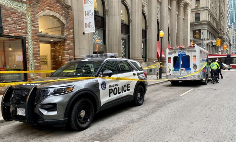 تحقق الشرطة بعد وفاة امرأة إثر هجوم في شارعي يونج وكينج بوسط مدينة تورونتو