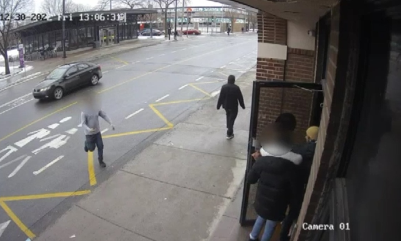 رجل يطارد رواد مسجد في مونتريال ويحاول دخول المبنى