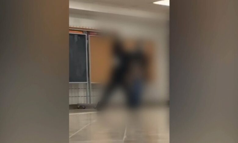مجلس إدارة مدرسة في أونتاريو يحقق بعد تداول مقطع فيديو يظهر تعرض طالبة محجبة للاعتداء