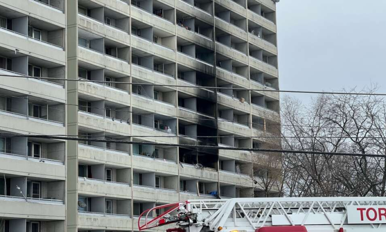 رجل يتدلى من الشرفة هربا من حريق مبنى ضخم في تورنتو