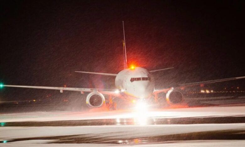 شركات الطيران الكندية تصدر تحذيرات من اضطرابات السفر بسبب العاصفة الشتوية الشديدة