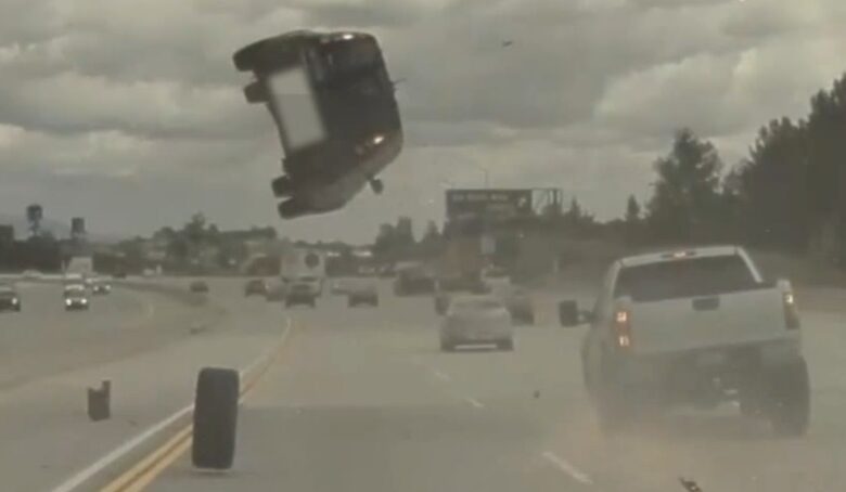 في شهد درامي.. سيارة تحلق في الهواء على طريق سريع بعد اصطدامها بإطار منفصل (فيديو)