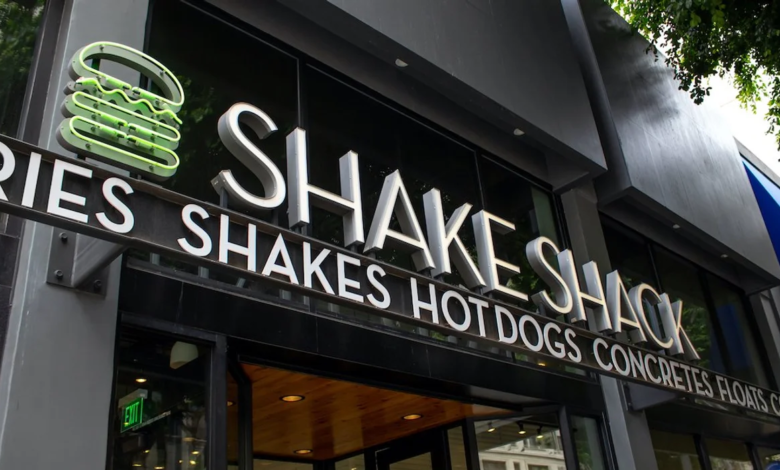 مطعم Shake Shack الأمريكي الشهير للوجبات السريعة