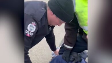 فيديو: المسؤولون الكنديون ينددون باعتقال عنيف لرجل مسلم أسود أمام عائلته في العيد
