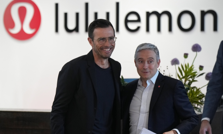 الرئيس التنفيذي لشركة Lululemon كالفن ماكدونالد مع وزير الابتكار الفيدرالي فرانسوا فيليب شامبين