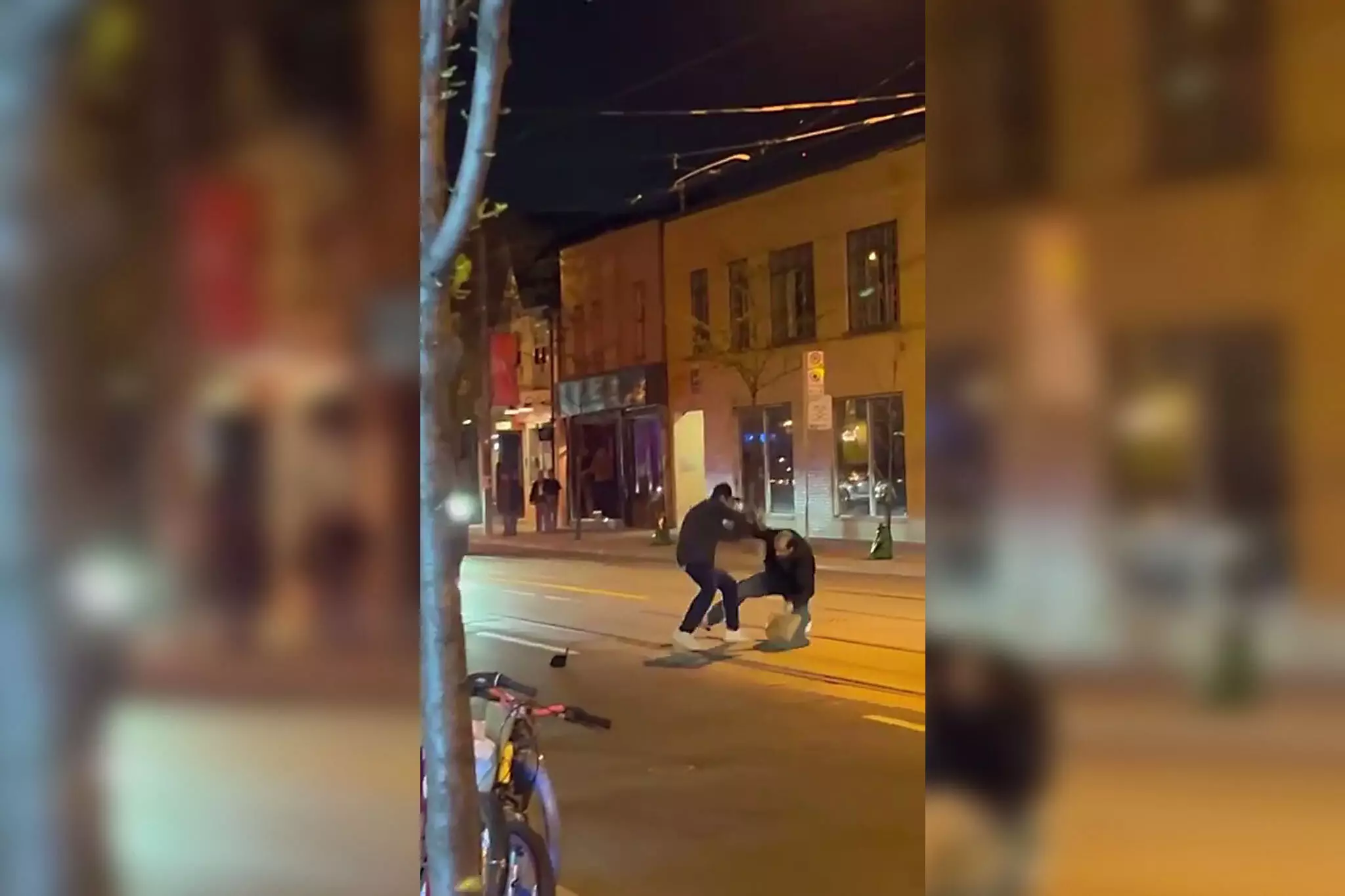 رجل يضرب آخر بثعبان حي أثناء مشاجرة في الشارع في تورنتو