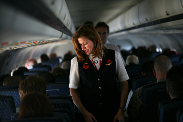 مضيفة طيران تكشف الأسباب التي تجعل من هذا المقعد هو الأفضل على متن الطائرة