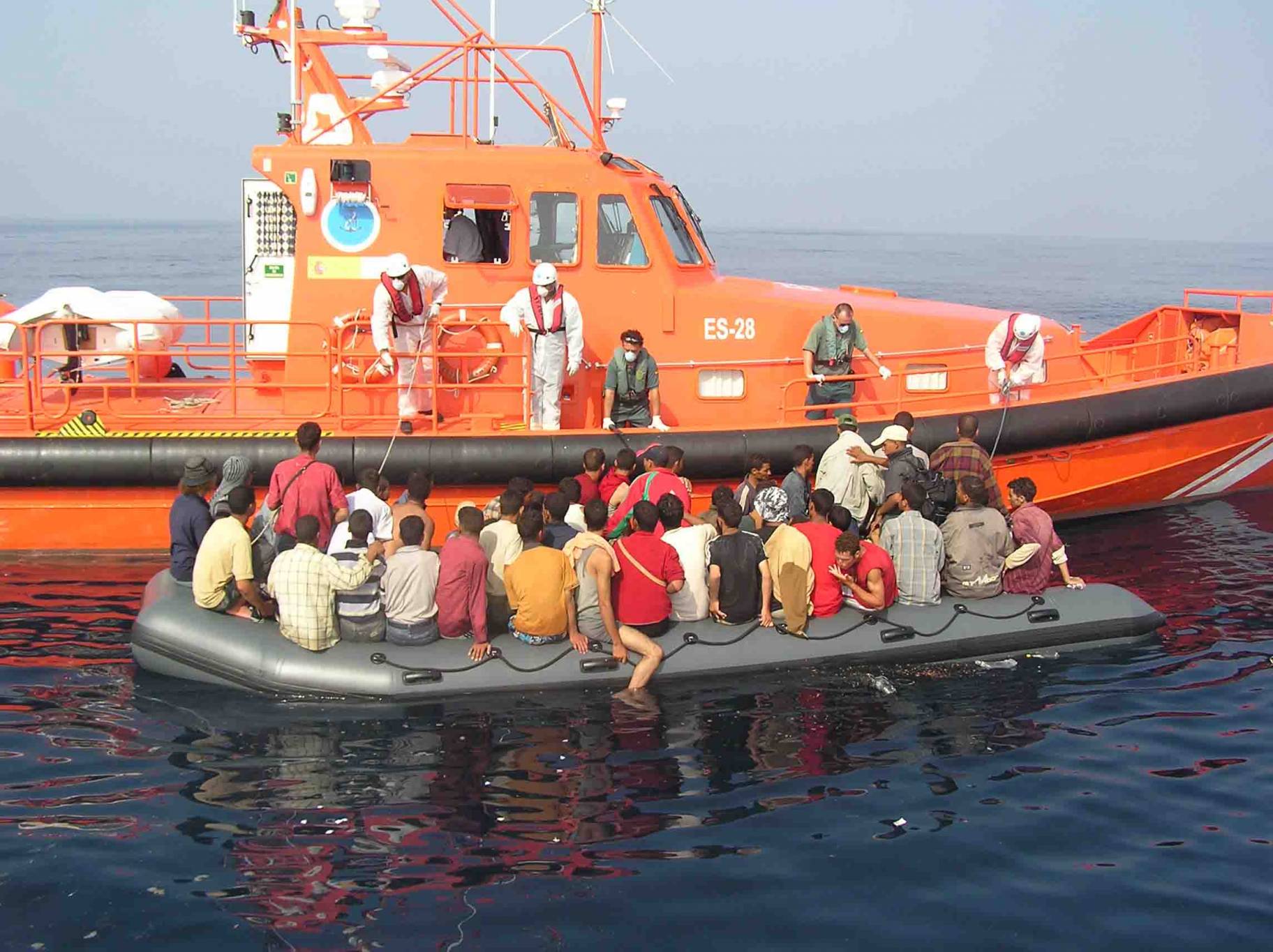 الصدفة تنقذ عشرات المهاجرين قرب سواحل جزر الكناري