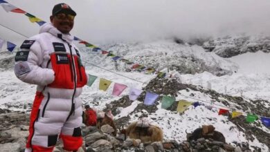 نيبالي مبتور الساقين على قمة جبل إيفرست