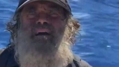 وحيداً مع كلبه لأشهر في المحيط ... رجل أسترالي ينجو من الموت
