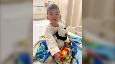 فرحة والدة أونتاريو بعد خضوع ابنها لعملية جراحية في القلب بعد 4 حالات إلغاء في مستشفى SickKids