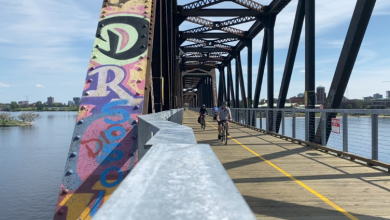 راكبو الدراجات والمشاة يتدفقون بعد افتتاح جسر يوفر رابطا جديدا بين أوتاوا وكيبيك