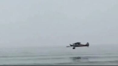 بالفيديو: تحطم طائرة في مياه شاطئ مزدحم بأمريكا على بعد أمتار من المصطافين
