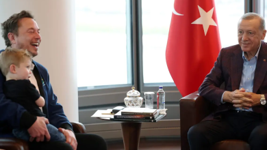 إيلون ماسك يصطحب ابنه للقاء الرئيس أردوغان والأخير يهديه كرة قدم