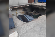 سيارة تسقط في حفرة في أونتاريو تتسبب في انقطاع كبير للتيار الكهربائي