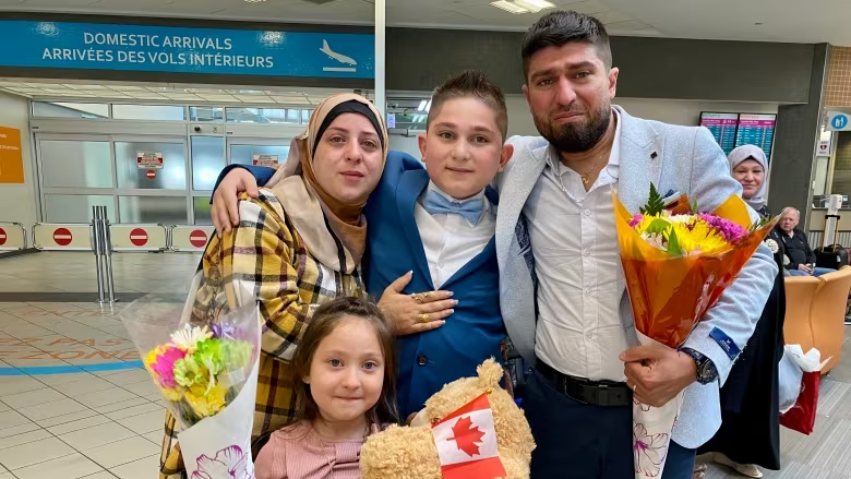 عدنان خرسا يجتمع مع والديه وشقيقته في كندا بعد 6 سنوات من الانفصال