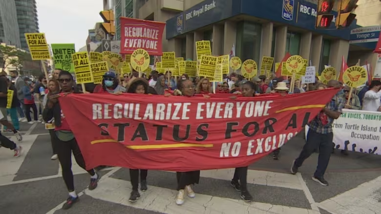 مسيرات المهاجرين واللاجئين تملأ شوارع المدن الكندية مطالبة بالإقامة الدائمة