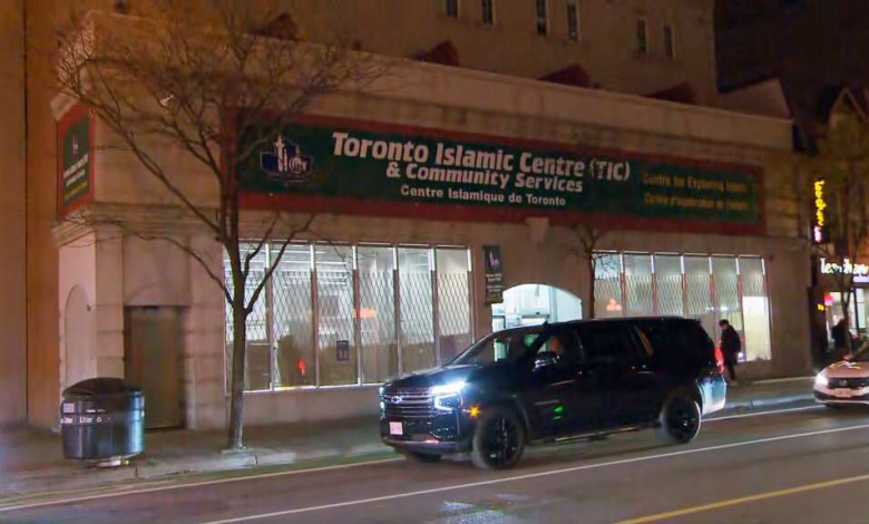 الشرطة تعتقل المعتدي الذي هاجم مسجدا في تورنتو ورش رجلا وامرأة مسلمين بمادة غريبة