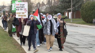 مئات الطلاب يخرجون من الفصول الدراسية في العاصمة الكندية مطالبين بوقف إطلاق النار في غزة
