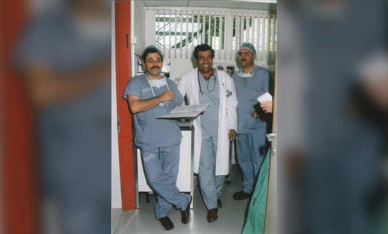 الطبيب الفلسطيني عز الدين أبو العيش في الوسط