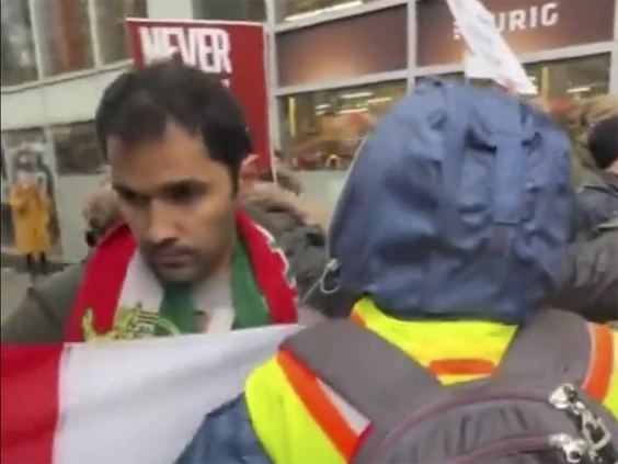 معارض إيراني يقتحم مسيرة مؤيدة لفلسطين في تورنتو حاملا العلم الإسرائيلي