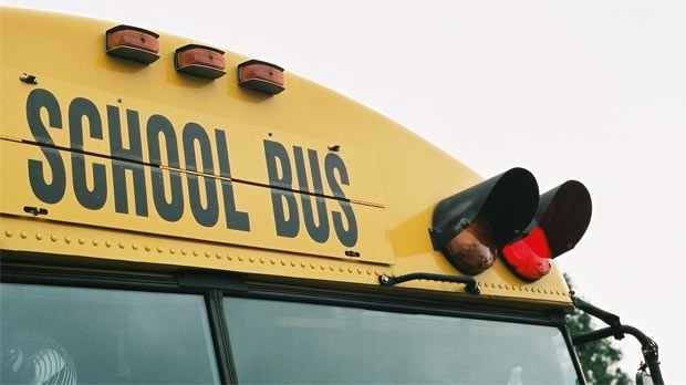 سائق حافلة مدرسية في تورنتو يفر من مكان الحادث بثلاث عجلات والأطفال معه