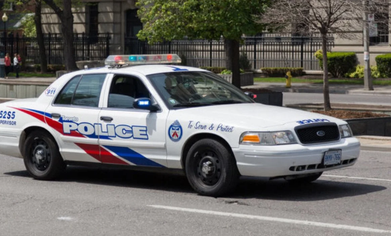 شرطة تورنتو تغلق مدرسة ثانوية وسط تقارير عن رجل يحمل منجلا ويرتدي قناع فيلم رعب