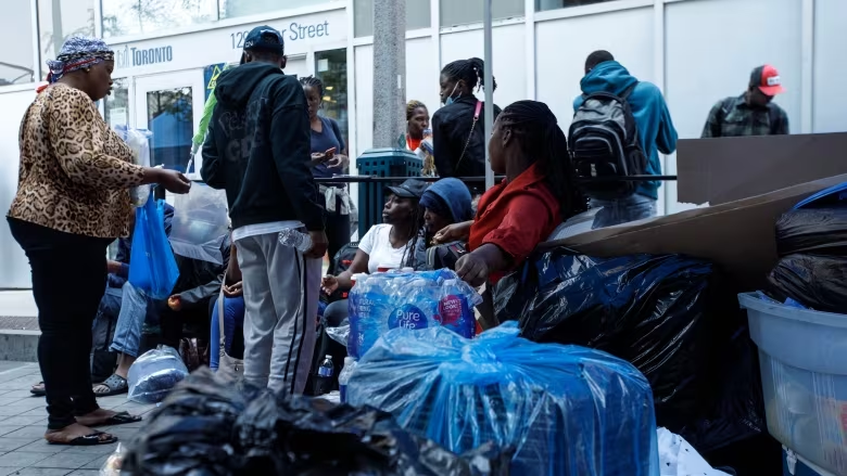 الحكومة الفيدرالية تمنح تورنتو 143 مليون دولار إضافية للمساعدة في إيواء طالبي اللجوء