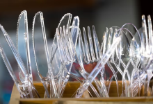 بدءا من الأسبوع المقبل.. مطاعم تورنتو لن تقدم أدوات المائدة البلاستيكية إلا إذا طلبتها