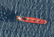 غرق سفينة في البحر الأحمر بعد أن استهدفها الحوثيون في وقت سابق