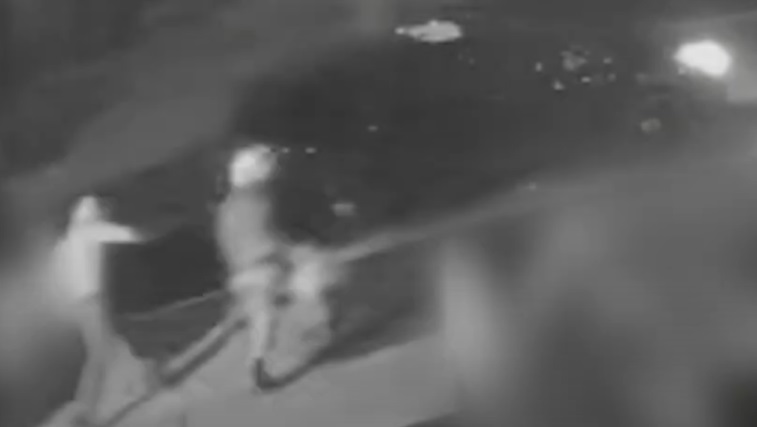 مقطع فيديو يرصد مشتبه بهم يشعلون النار عمدا في سيارتين في فوغان بأونتاريو