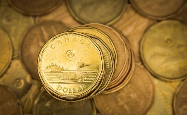 الدولار الكندي ينخفض ويسجل أدنى مستوى له في 4 أشهر