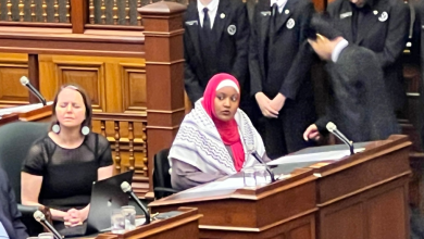 النائبة سارة جاما تُطالَب بمغادرة المجلس التشريعي في أونتاريو لارتدائها الكوفية الفلسطينية