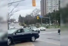 سرقة سيارة رجل توقف لمساعدة شخص يعاني من نوبة صرع في أحد شوارع تورنتو
