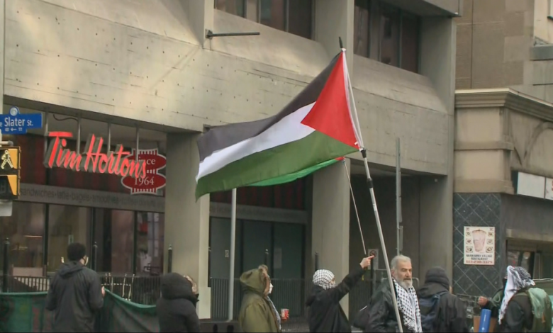 مظاهرة مؤيدة لفلسطين تغلق أجزاء من وسط مدينة أوتاوا صباح الاثنين